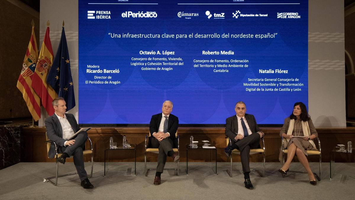 Ricardo Barceló, Octavio López, Roberto Media y Natalia Flórez, este martes en el foro de EL PERIÓDICO DE ARAGÓN y Prensa Ibérica sobre el corredor cantábrico-mediterráneo.