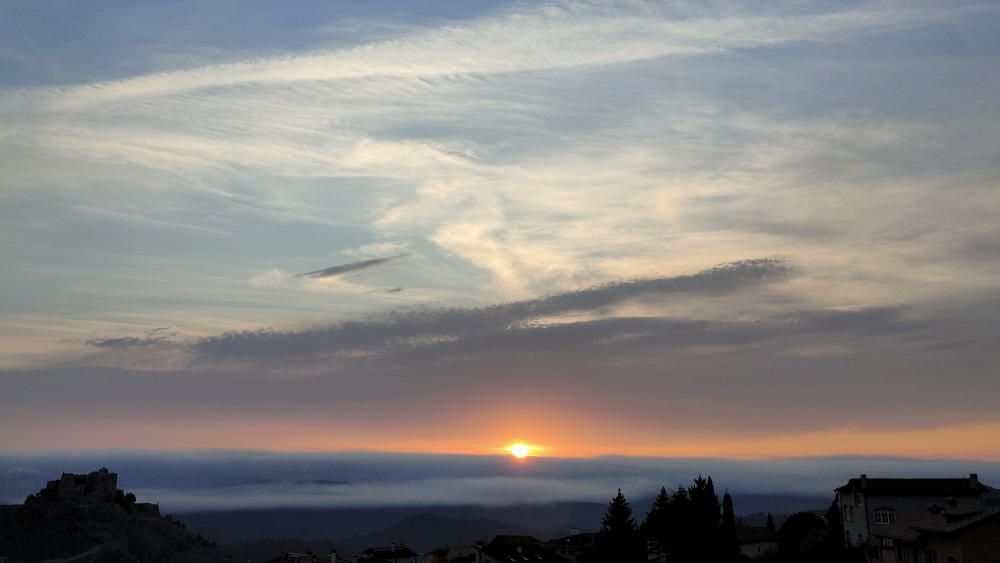 Sortida del sol per una escletxa a Cardona.