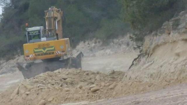 La máquina realizó las obras de roturación durante el pasado sábado.
