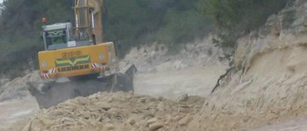 La máquina realizó las obras de roturación durante el pasado sábado.