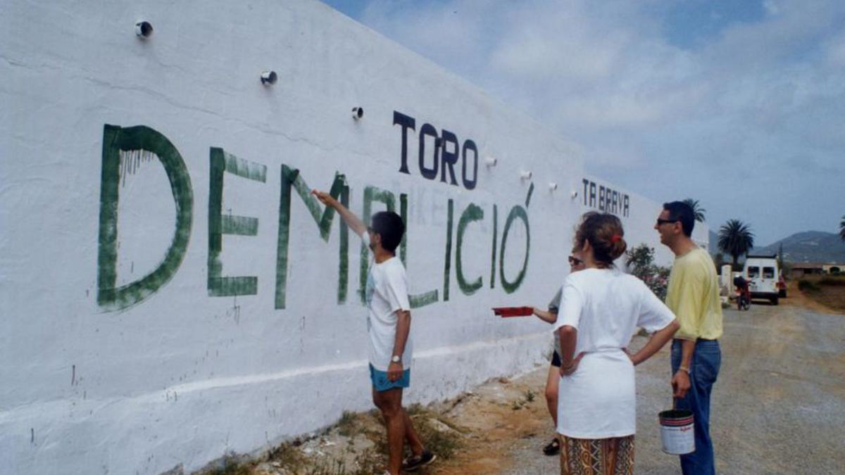   Miembros del GEN realizando una pintada en una obra de ses Salines. | JUAN A. RIERA