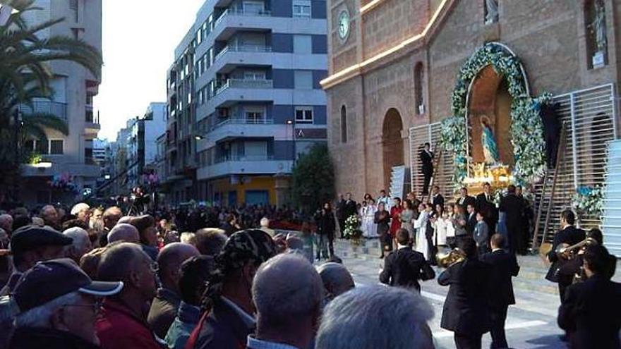 La ofrenda a la virgen llena las calles de aroma y color