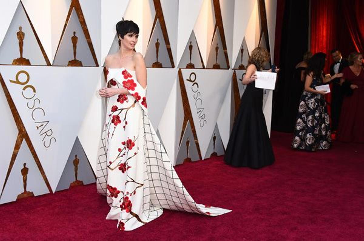 Paz Vega con vestido de flores y cuadros