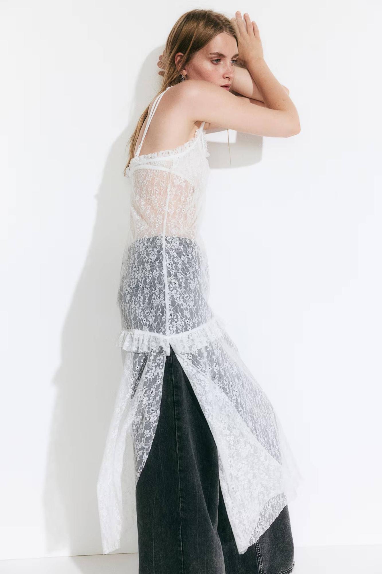 Vestido de encaje con ribetes de volante