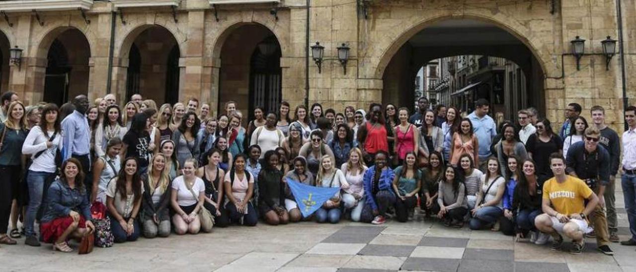 Los estudiantes, junto al Ayuntamiento de Oviedo, antes de la recepción oficial que les brindaron.