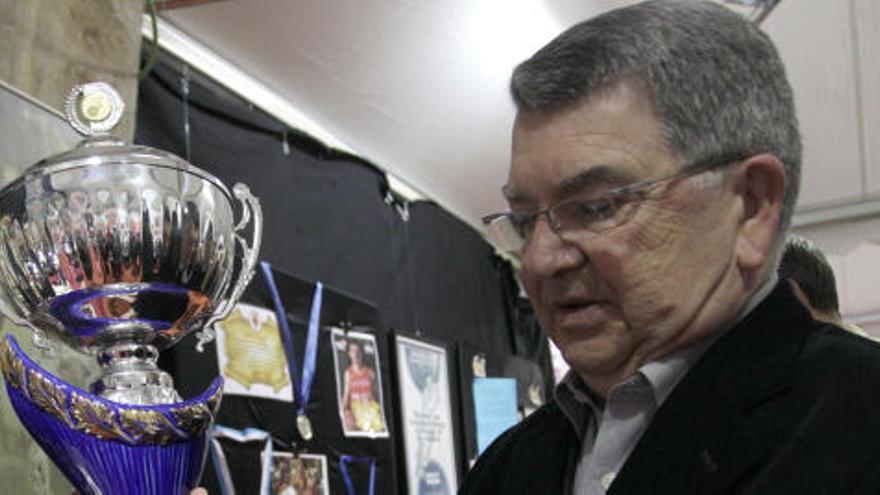 Miki Vukovic, observando un trofeo.