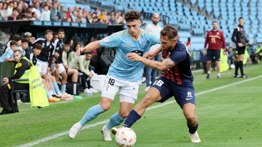 Pablo Durán disputa un balón al central del Eldense Diego González durante el partido disputado la pasada semana en Balaídos. |  // MARTA G. BREA