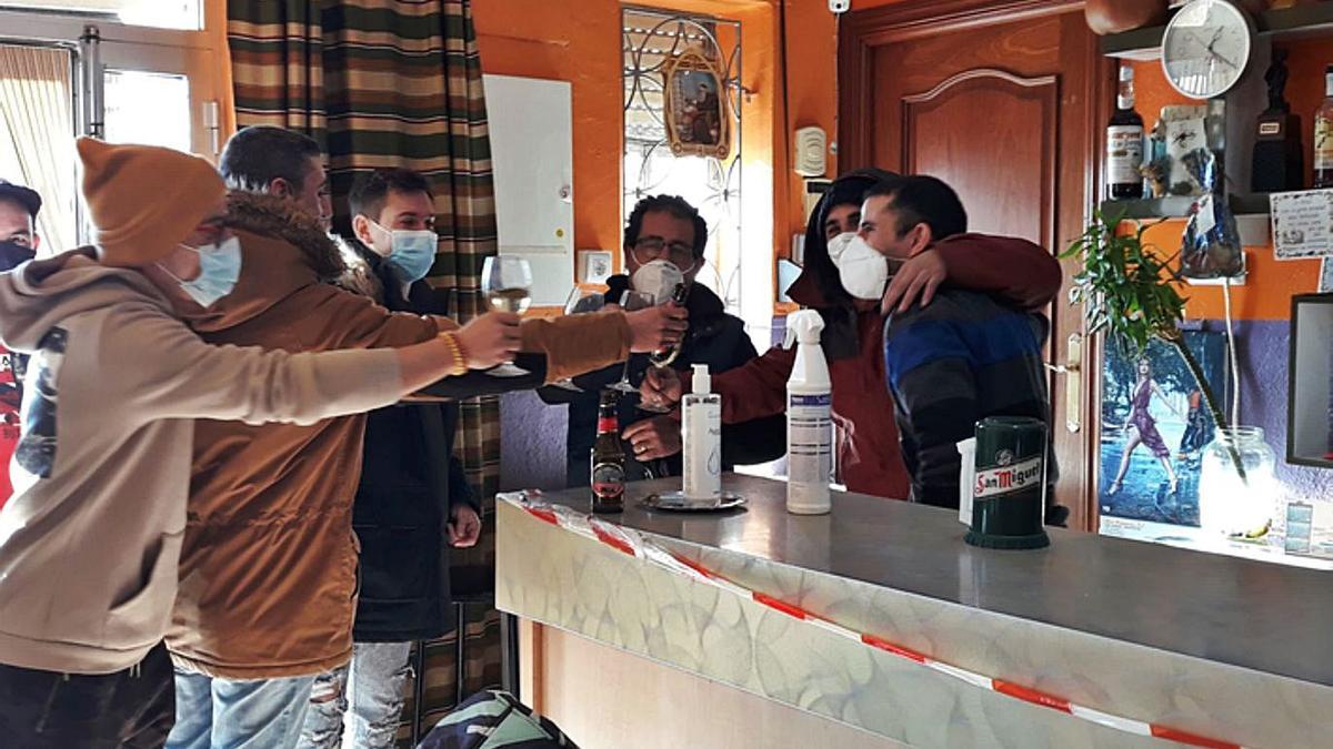 Vecinos de Santovenia celebrando que se han repartido dos premios en el bar La Estrella.