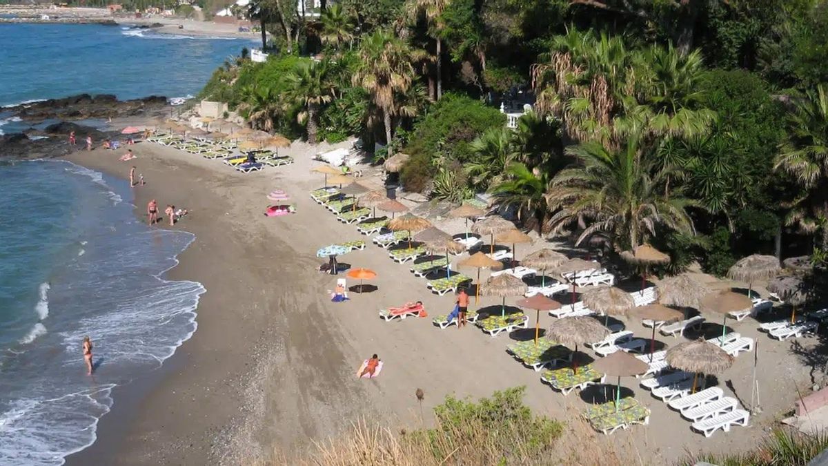 Esta es la playa de Málaga compuesta por pequeñas calas que apenas nadie conoce