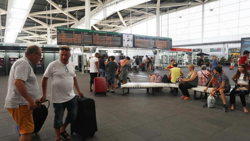 Viajeros en la estación del AVE de València.