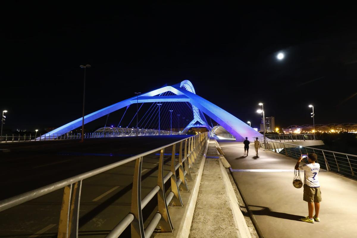 En imágenes | El puente del Tercer Milenio estrena iluminación