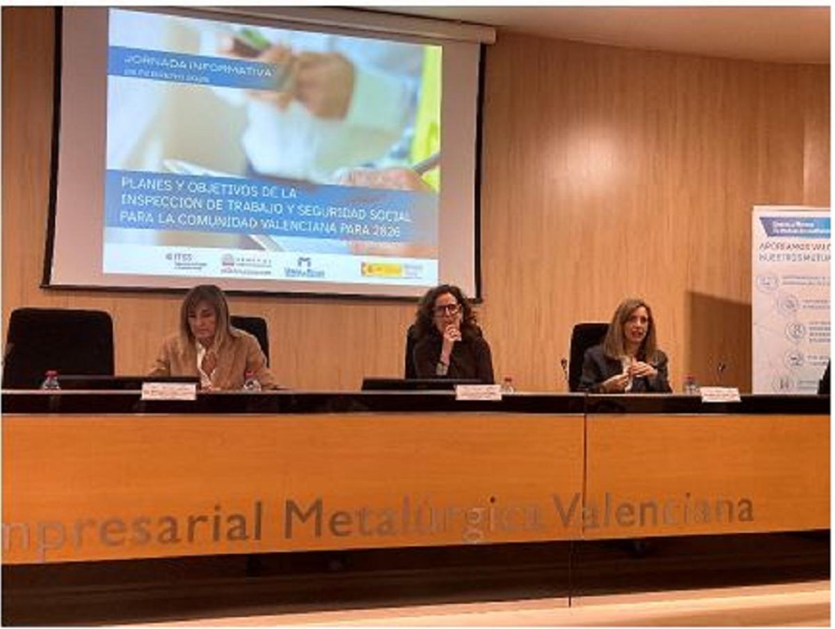 Mª Ángeles Capilla, Pilar Fuentes y Aina Carbonell, en un momento de la jornada de Femeval.