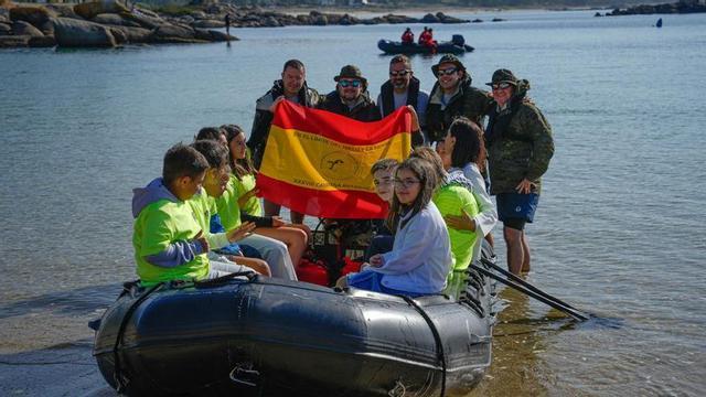 Los niños de O Grove se han interesado por la expedición militar a la Antártida. Abajo uno de los ejercicios de rescate realizados en aguas de O Grove. ayer por la mañana.   | // ADRIÁN IRAGO