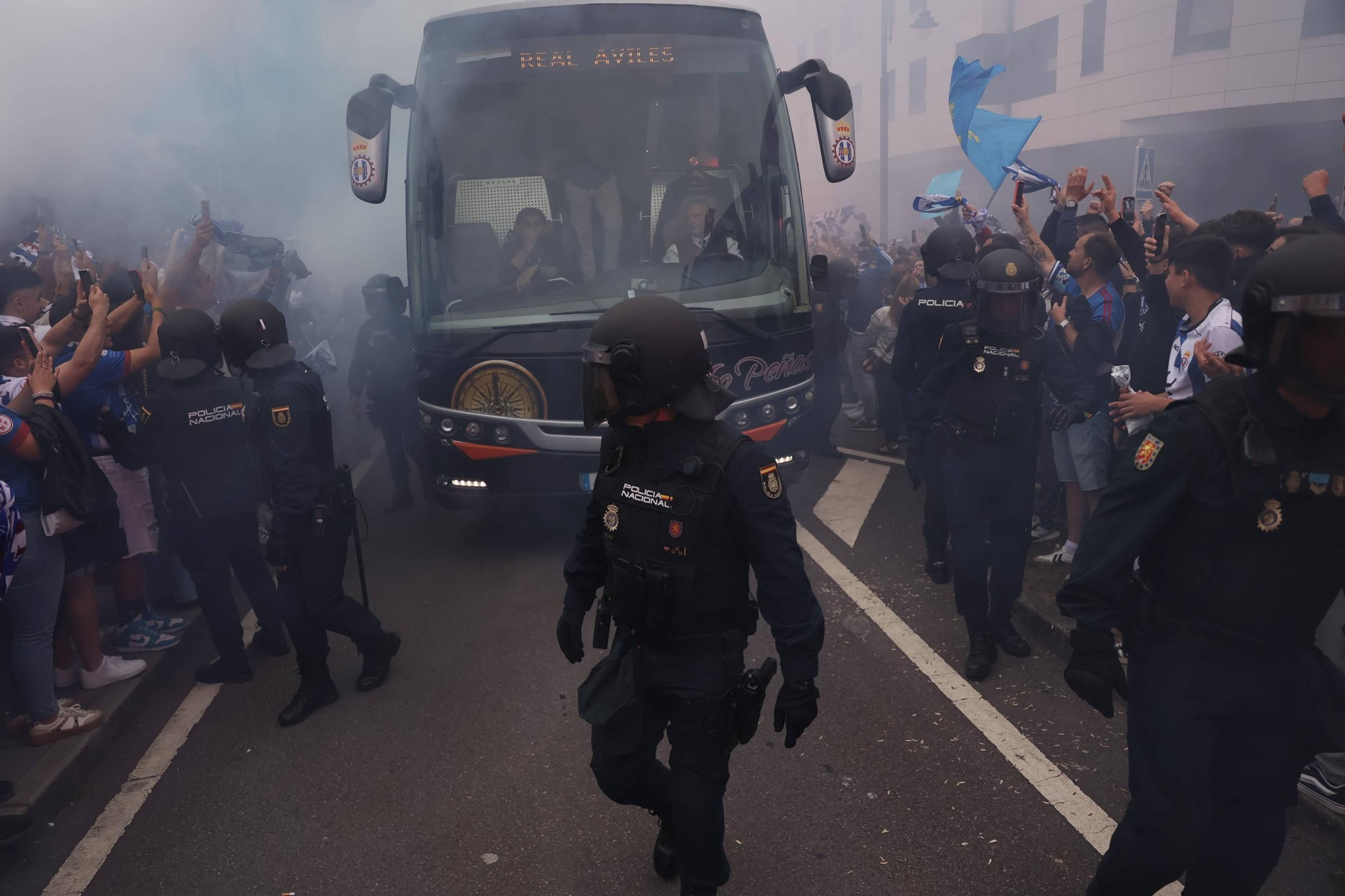 EN IMÁGENES: Avilés se tiñe de blanquiazul para la final por el ascenso ante el Rayo Majadahonda