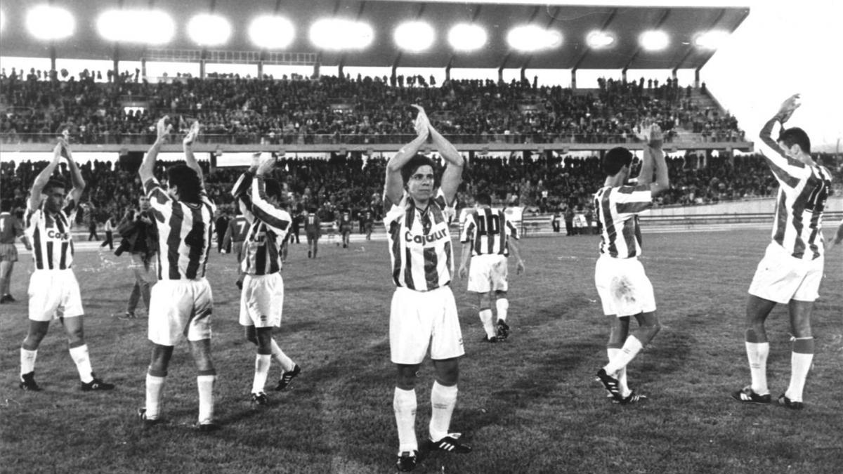 Los jugadores del Córdoba tras el primer partido oficial en El Arcángel, en 1993.