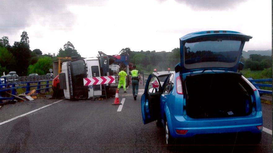 El vuelco de un camión genera retenciones kilométricas en la Autovía del Cantábrico a la altura de Villaviciosa