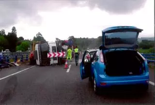 El vuelco de un camión genera retenciones kilométricas en la Autovía del Cantábrico a la altura de Villaviciosa