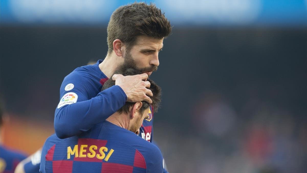 Leo Messi felicitado por Pique tras uno de sus goles durante    el partido de liga entre el FC Barcelona y el Eibar