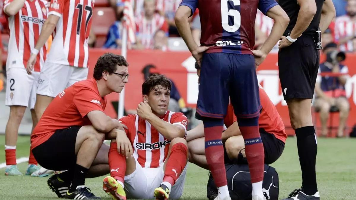 Nacho Méndez, jugador del Sporting, se duele tras el golpe sufrido frente al Levante.
