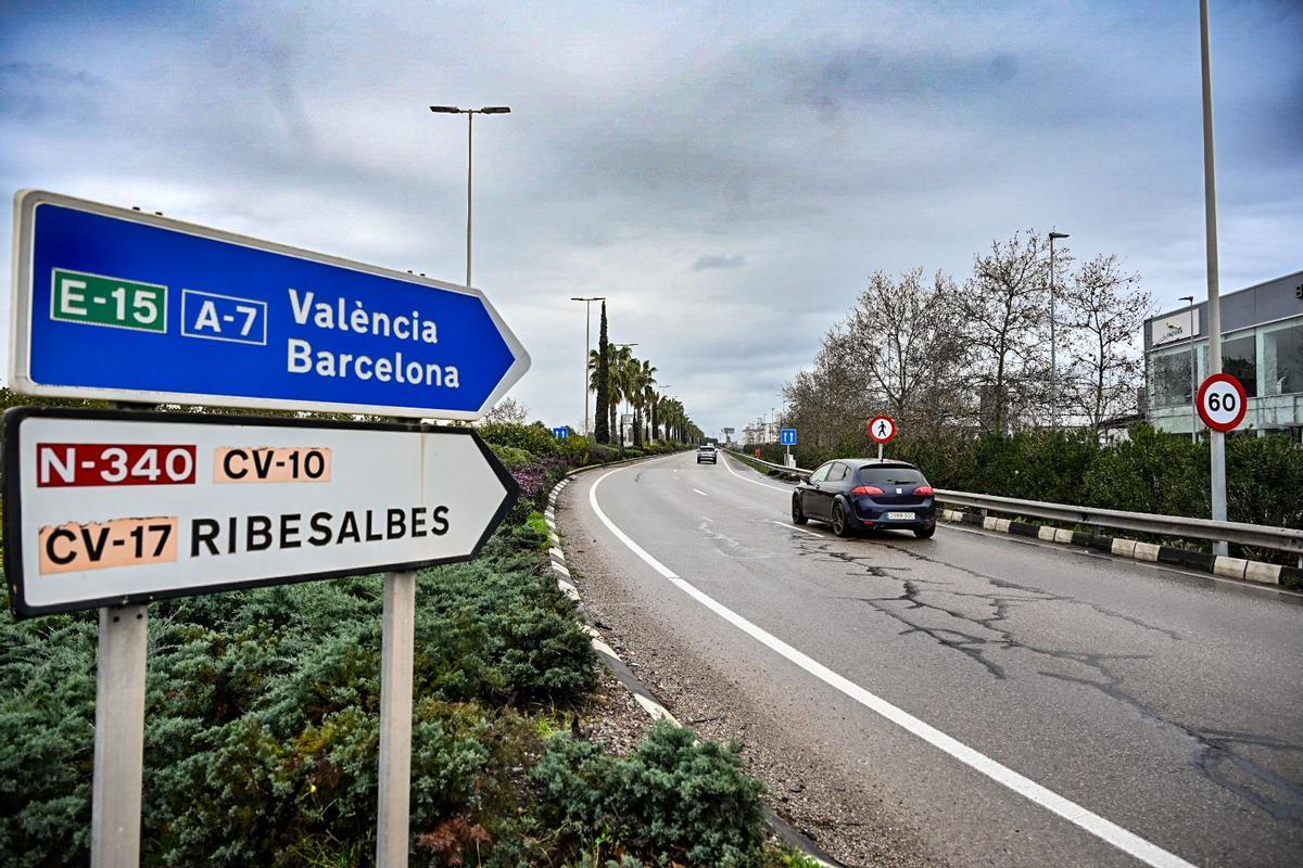 Vial de la ronda sur que enlaza la glorieta de entrada al CEU con la macro rotonda de la AP-7.