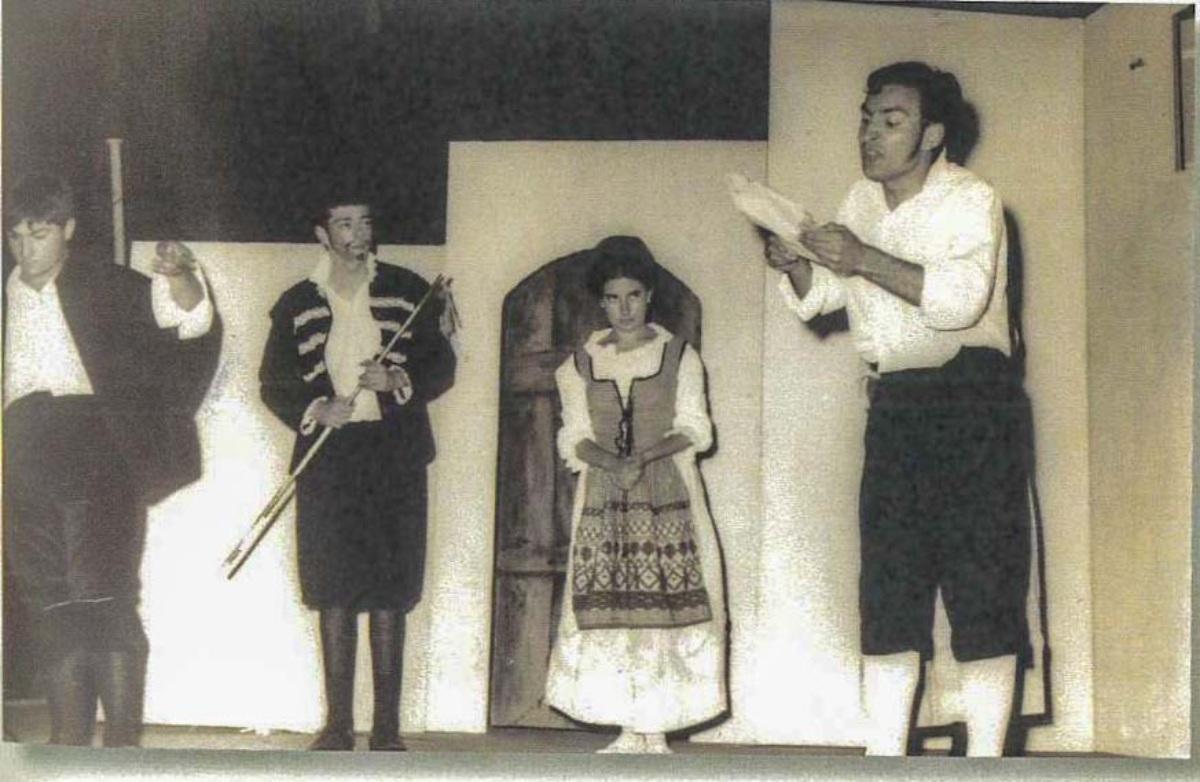 Miguel Arias, Joaquín Lens, Marila Amigo y Méndez, en 1964, en la obra 'La guarda cuidadosa', de Cervantes, escenificada por el grupo Tespis.