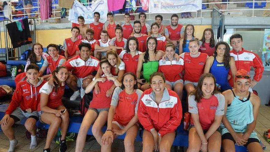 Los nadadores se lanzan al agua en una prueba de relevos. // G.S.