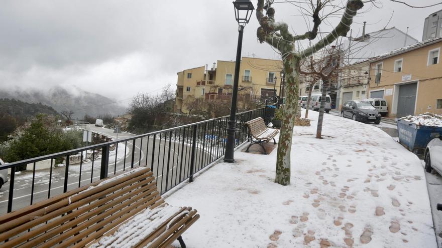 La nieve cubre de blanco el interior y las montañas de la Marina Baixa