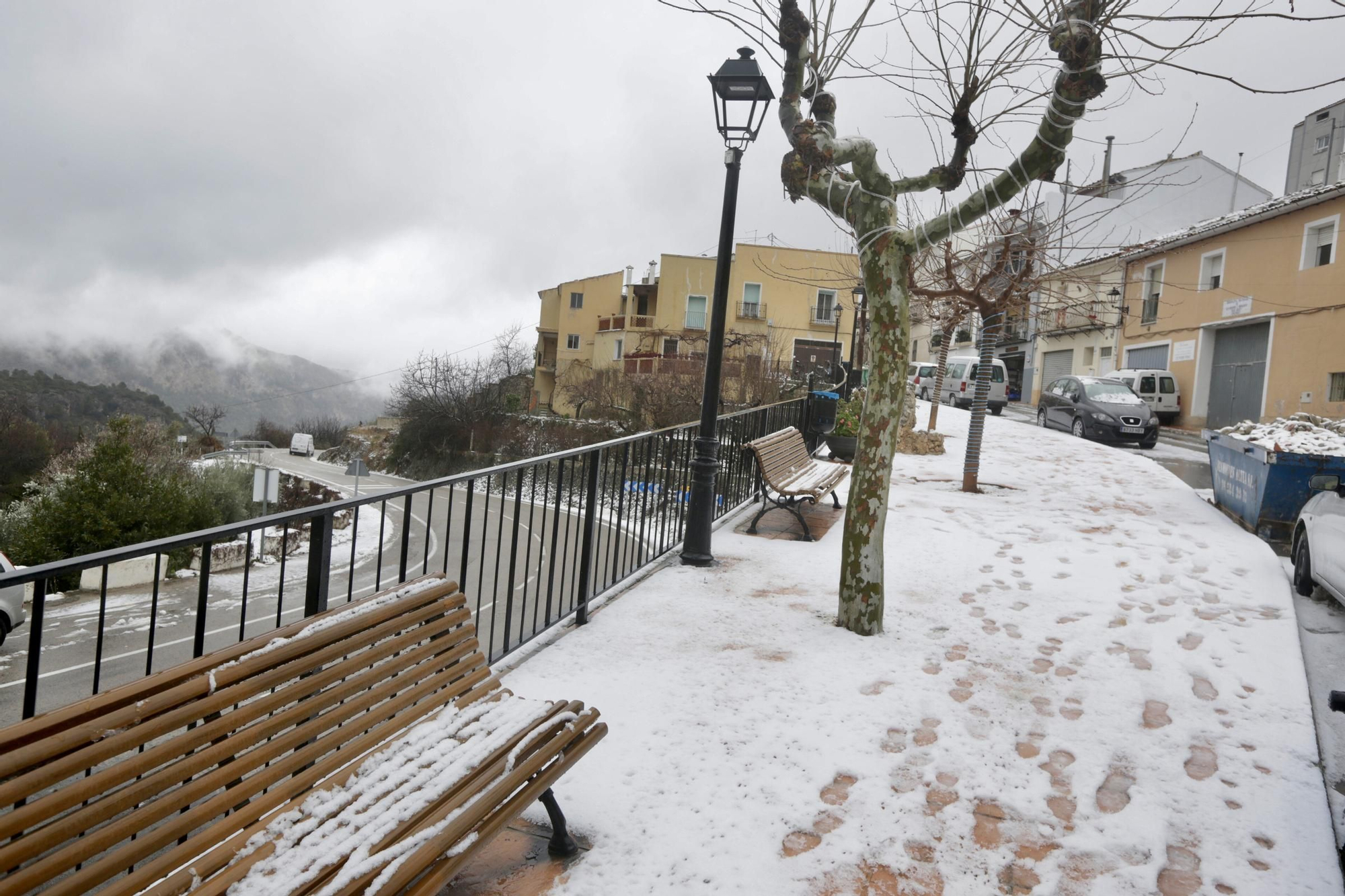 La nieve cubre de blanco el interior y las montañas de la Marina Baixa