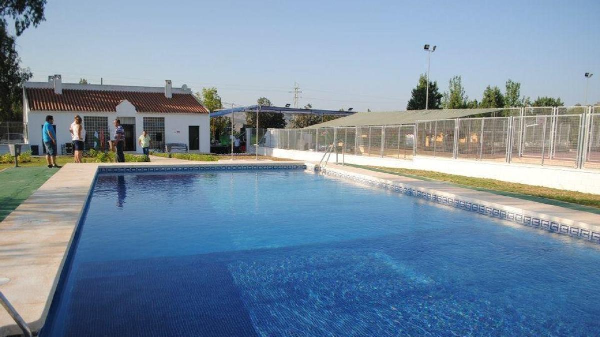 Qué riesgo tiene bañarse en una piscina con E. coli o contaminación fecal: síntomas, protocolo y cuándo puede reabrir