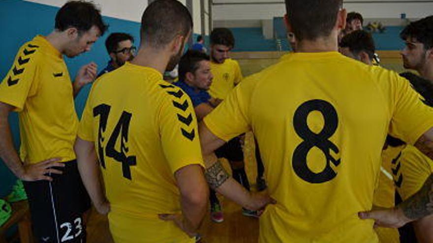 Dada ordena a sus futbolistas en un partido.