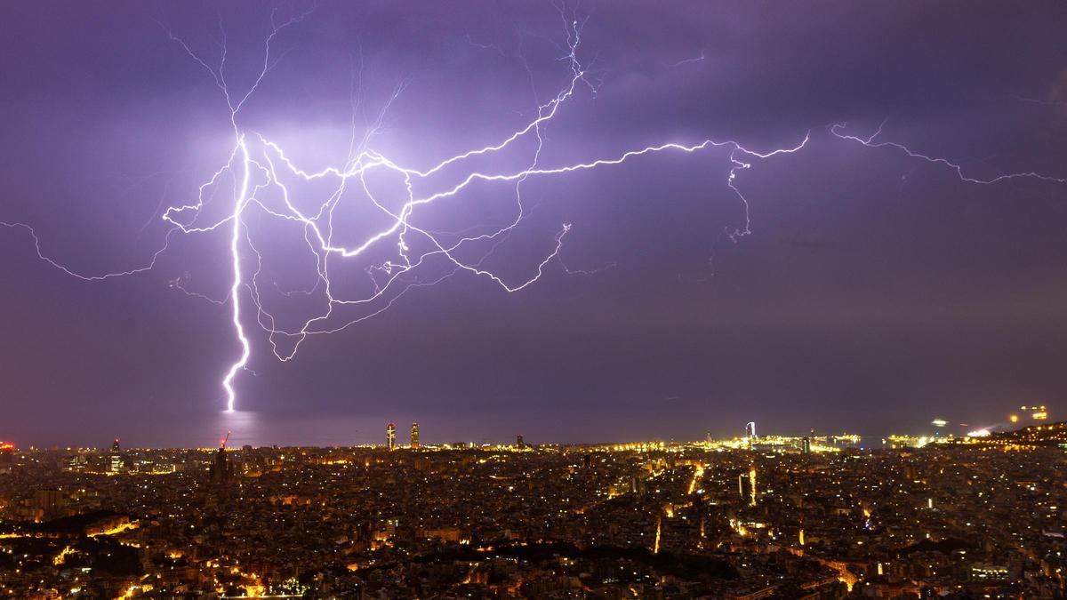 Espectacular tormenta nocturna sobre Barcelona