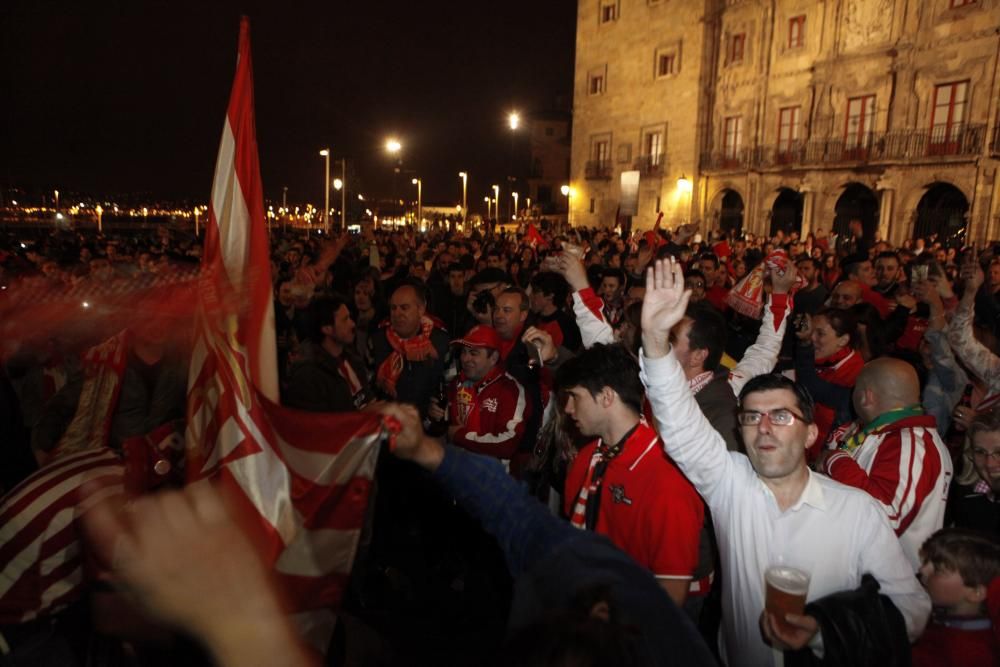 Celebración rojiblanca en la plaza del Marqués