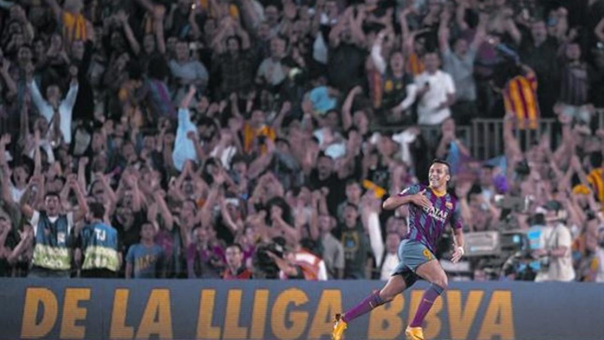 Alexis celebra el gol que provocó el delirio en el Camp Nou, el pasado sábado.