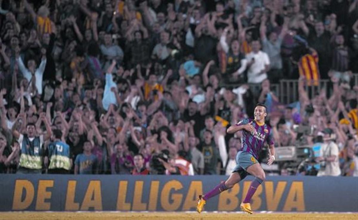 Alexis celebra el gol que va provocar el deliri al Camp Nou, dissabte passat.