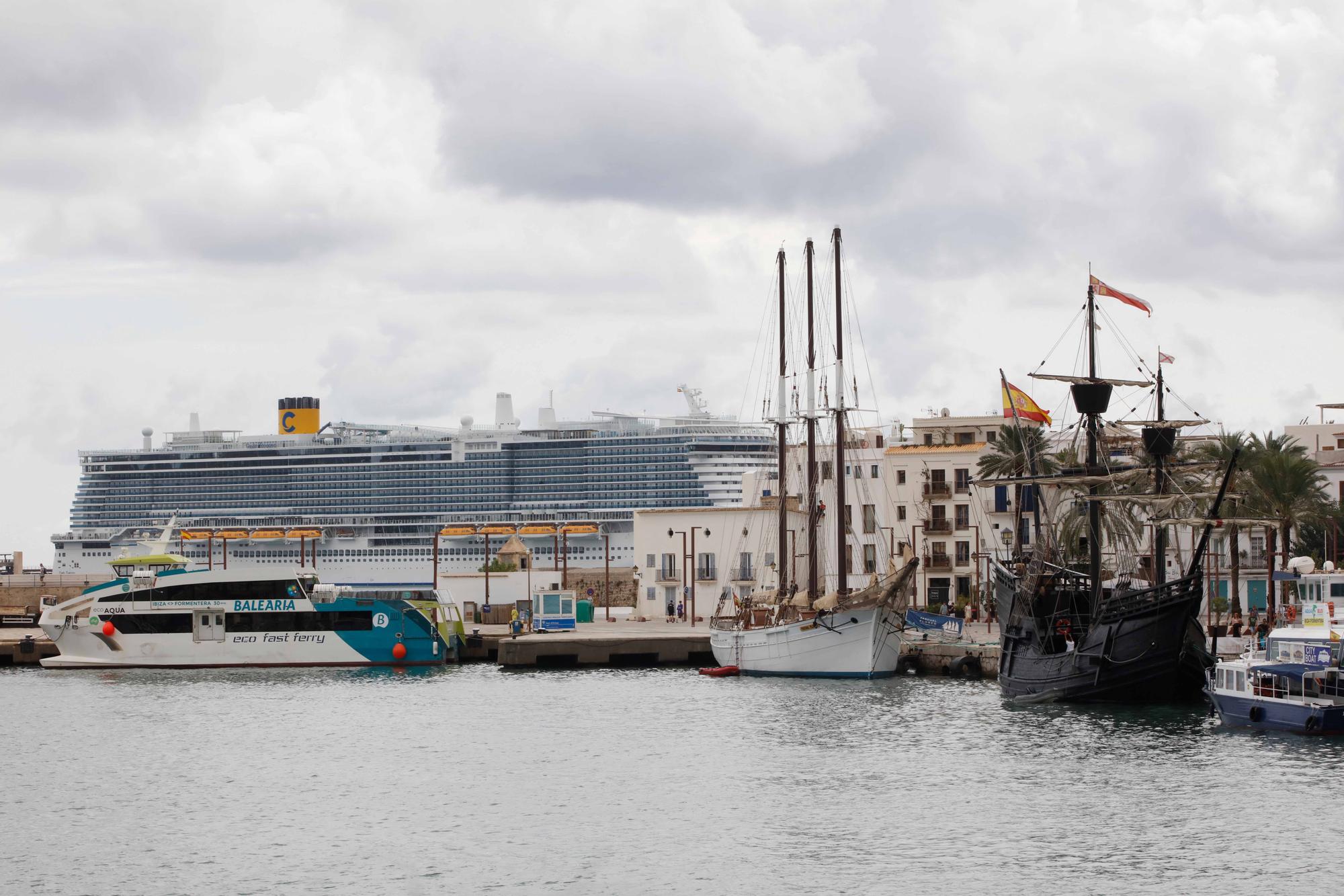 El puerto de Ibiza acoge la visita de dos navíos históricos