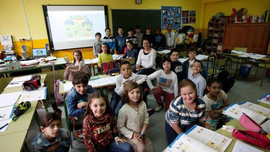 Alumnos del colegio Palacio Valdés, ayer, durante la jornada dedicada a internet.