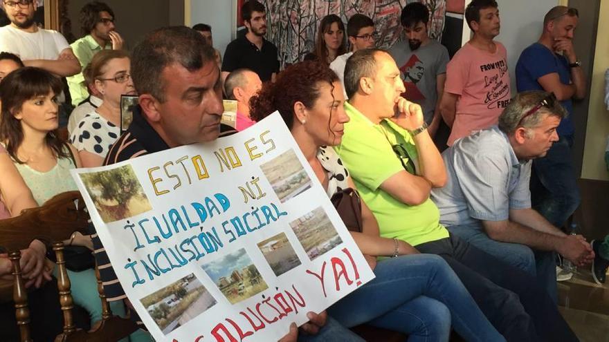 Los vecinos acudieron al pleno con carteles denunciando la situación de los temporeros.