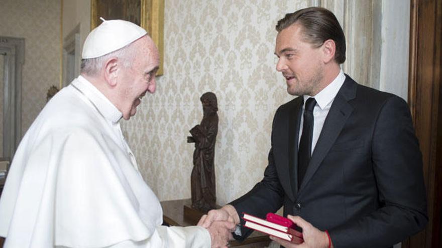 El papa Francisco recibe a Leonardo DiCaprio.