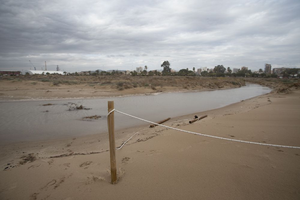 El temporal inunda los accesos a la playa del Port de Sagunt