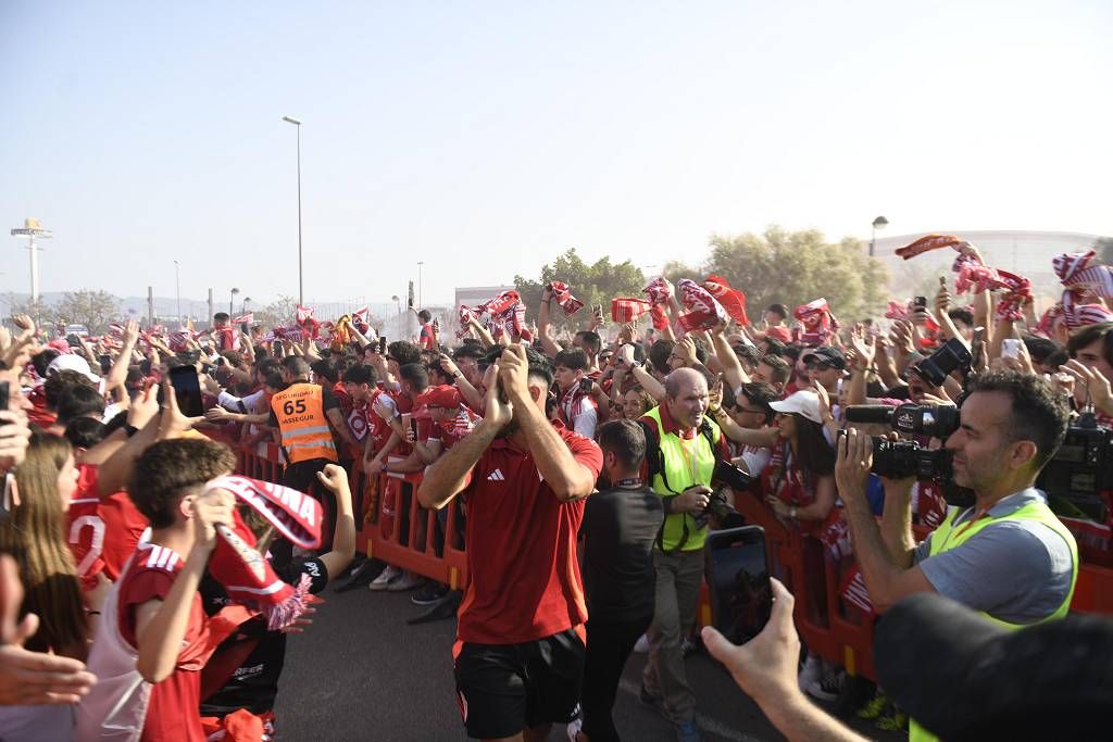 Recibimiento de la afición al Real Murcia antes del partido ante el Nástic