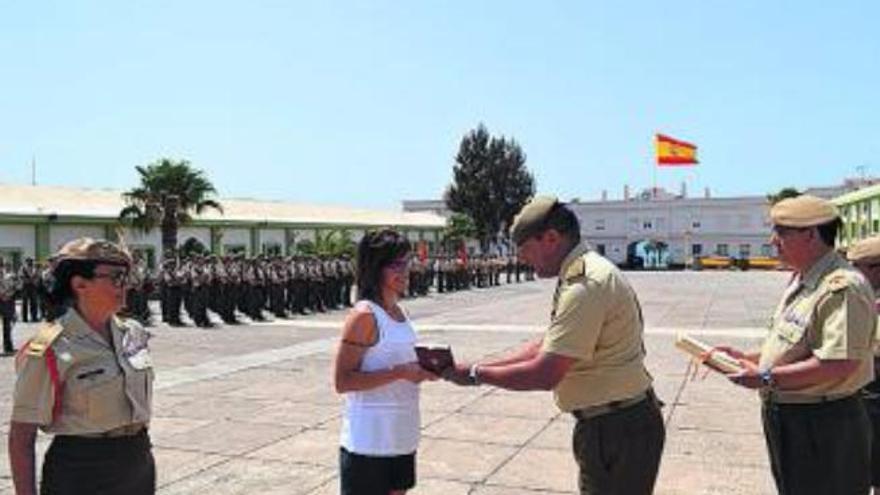 La viuda del sargento Urgudin, Cristina López, recibe la condecoración, ayer.
