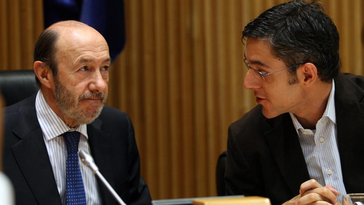 Eduardo Madina conversa con Rubalcaba, el pasado mayo, durante una reunión del grupo parlamentario socialista.