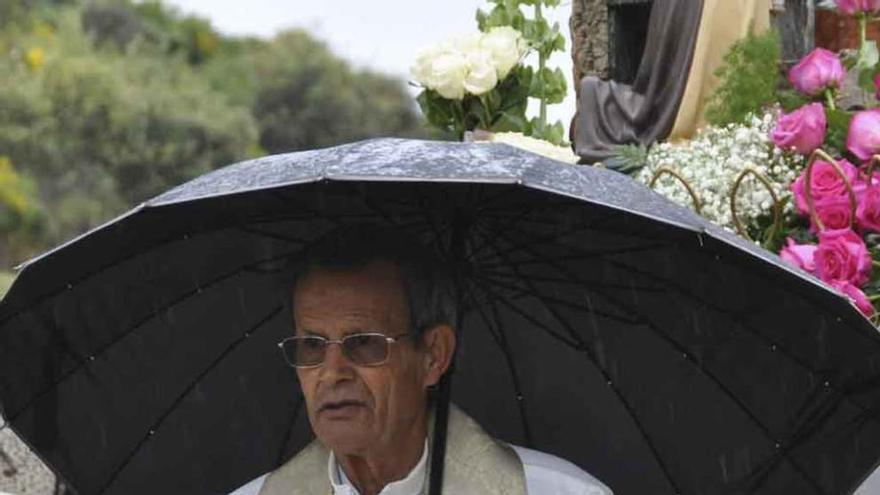 El agua deslució la procesión.