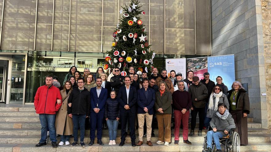 Entitats socials decoren l’arbre de Nadal de la seu de la Generalitat a Girona
