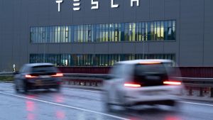 Archivo - 24 July 2024, Brandenburg, Grunheide: Cars drive past the Tesla Gigafactory on the L38 road. Another World War II bomb has been found near the factory which, according to the municipality, will not be removed but will have to be detonated on sit