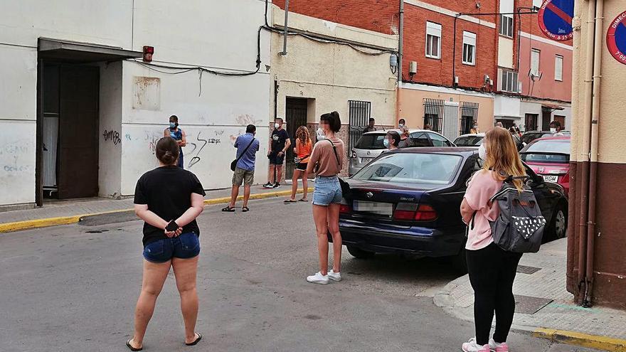 Una hora y media de espera en la calle para una prueba PCR en Picassent