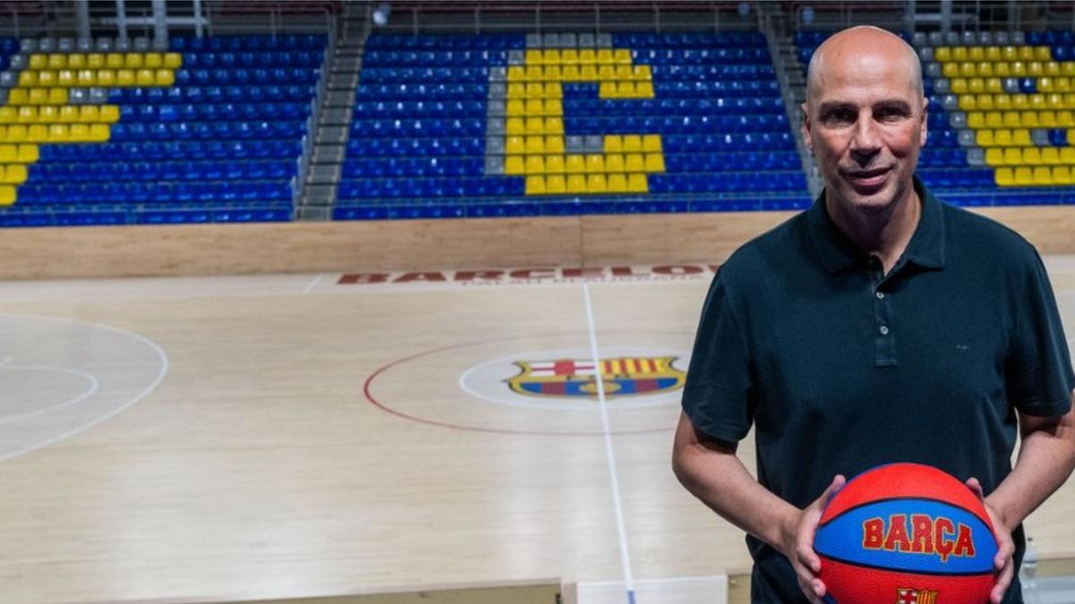 Joan Peñarroya, el nuevo entrenador del Barcelona de baloncesto, en el Palau Blaugrana.
