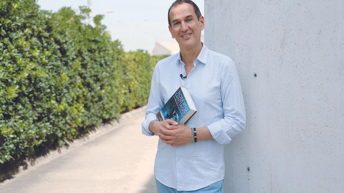 Roberto Santiago visita Alicante para presentar su nueva novela en las  Veladas Literarias Maestral