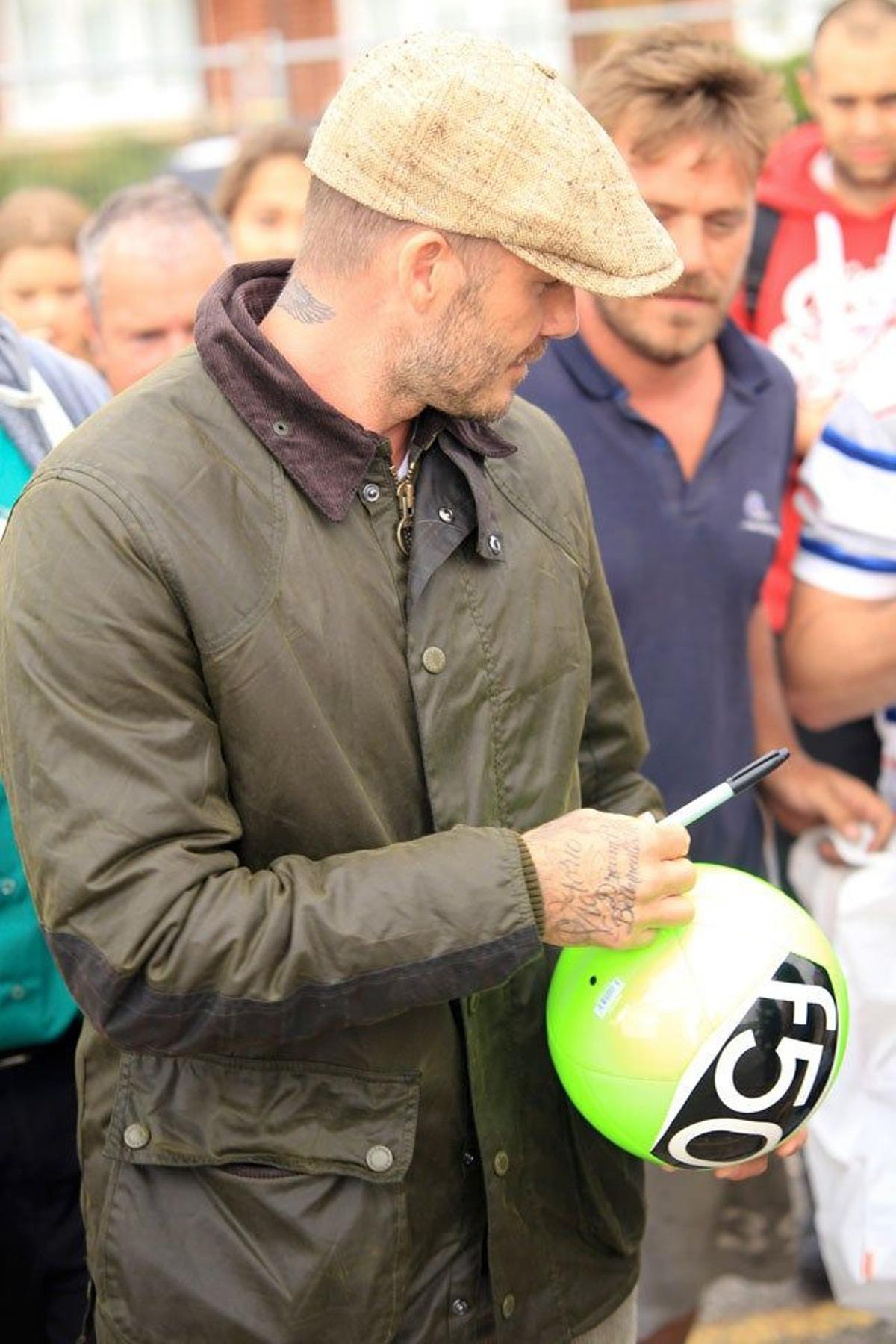 David Beckham firma autógrafos