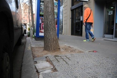 Rajoles trencades al carrer Guimerà